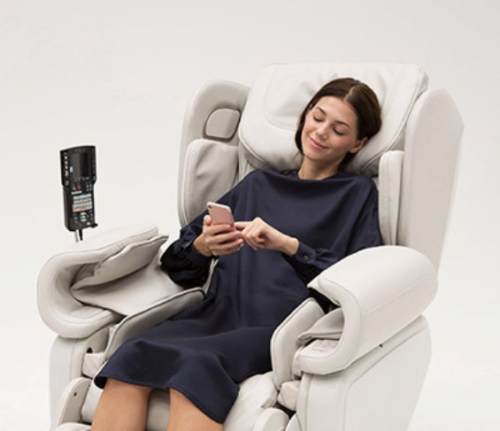 Fujiiryoki KAGRA 4D Zero-Gravity Massage Chair — Triple Heat + Reversible Ottoman